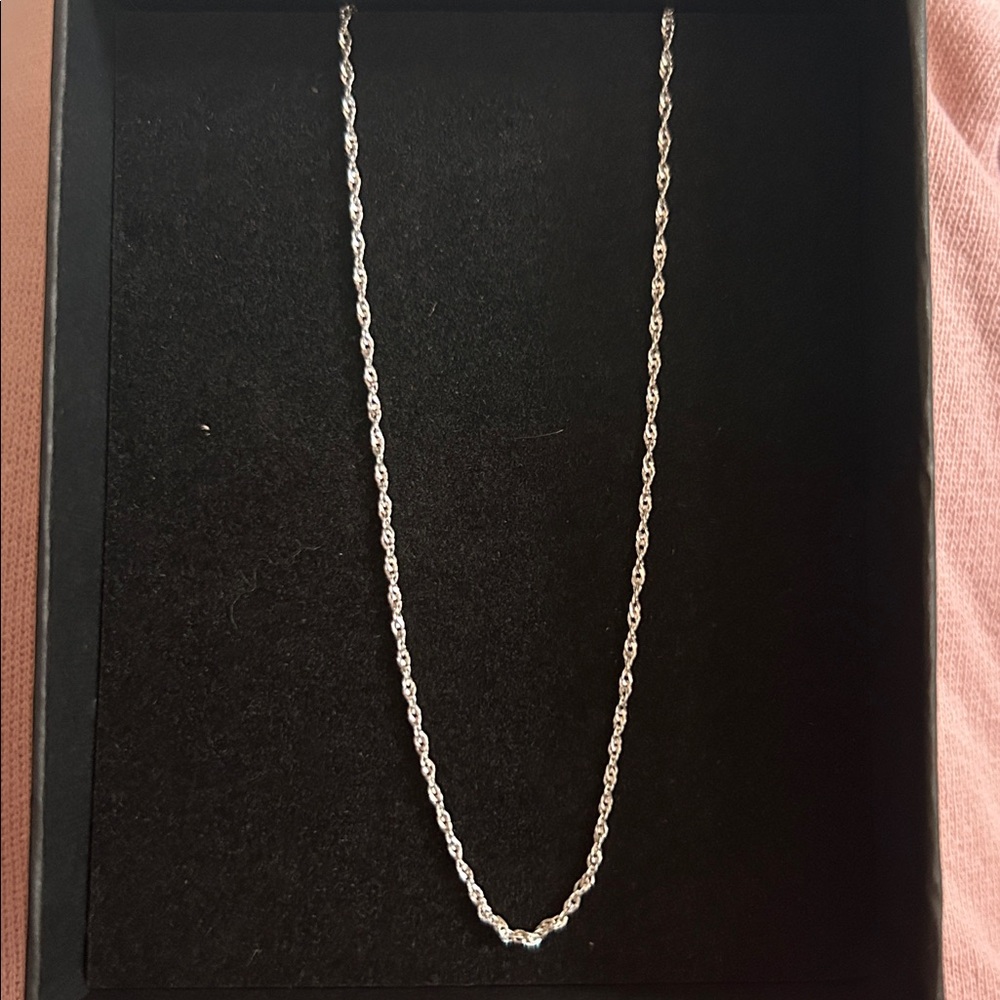 Elegant solid Silver Necklace